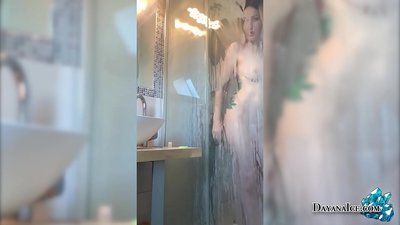 Zaroka bi qûnek Juicy Di Serşoyê de Masturbates dike
