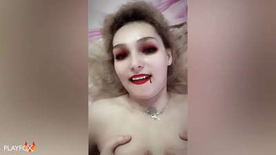 Ivan Helsing bi dijwarî vampîrek seksî diqelişe û tê ser kerê wê