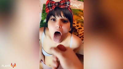 Keçika lîseyê kumaya xwe ya yekem di devê xwe de ji hevalek xwe distîne