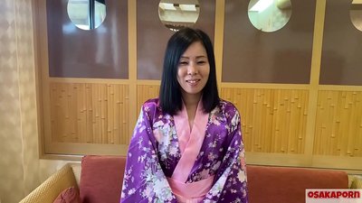 Jina Japonî ya 41 salî mêrê xwe dixapîne û kur bi pereyan seksê dikin. Keçika Asyayî ji seksê pisîkên porê reş, tattoos û blowjobs hez dike. masturbating doggy radiweste IFOM OSAKAPORN
