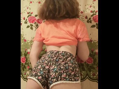 ❤️ Keçika ciwan a seksî li ber kamerayê kurtanên xwe ji xwe dike ❌ Sluts li me ❌❤