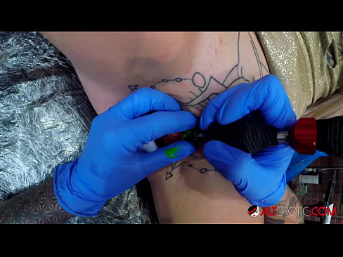 ❤️ Keçika pir tattookirî Sully Savage tattooek li ser klîtorê xwe kir. ❌ Sluts li me ❌❤