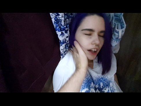 ❤️ Xwişka min di dolabê de dît û alîkariya wê kir ❌ Sluts li me ❌❤