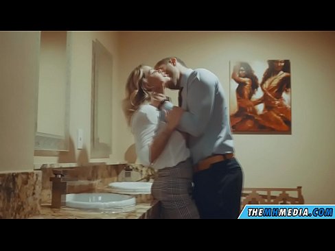 ❤️ Gava ku blondeyek busty we di nav hewşek gelemperî de dixapîne ❌ Sluts li me ❌❤